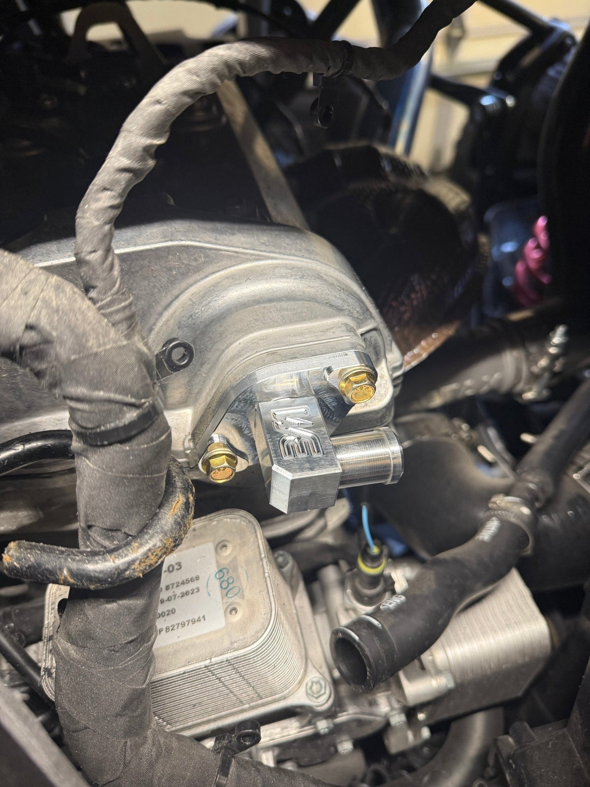 Maverick R Valve Cover Vent 360 Deg Fitting